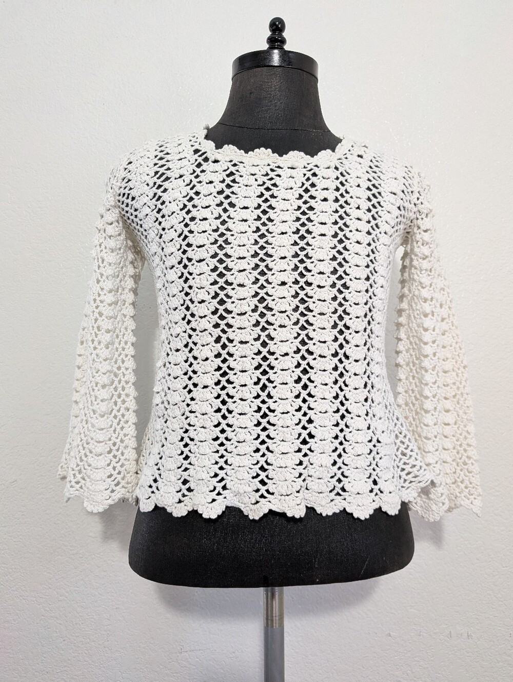 White Vintage Crochet Bell Sleeve Top with Scalloped Edges Floral-like Motif S/M